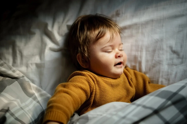Weinen vorm Schlafen: Ursachen & Beruhigung – Tipps für Babys, Kinder & Erwachsene